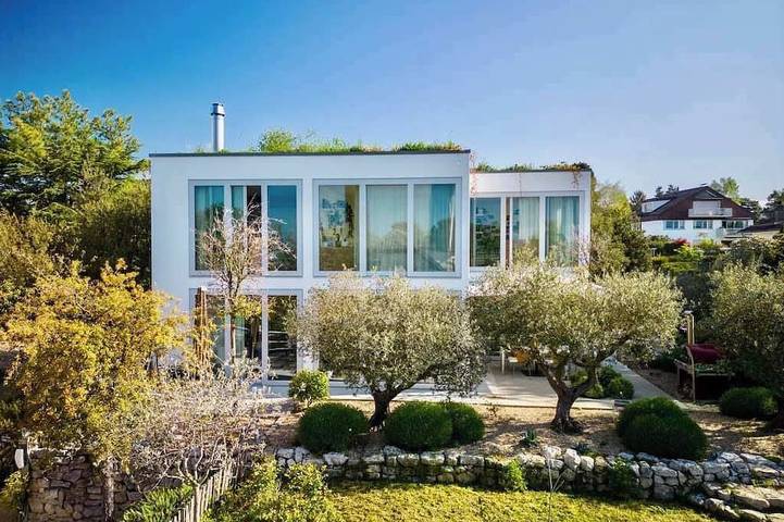 Villa for 6 people, with yard and hot tub as well as balcony in Lake Geneva