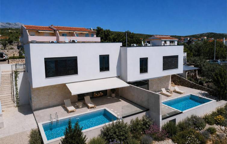 Ferienhaus für 8 Personen, mit Garten und Pool sowie Terrasse in Maslenica
