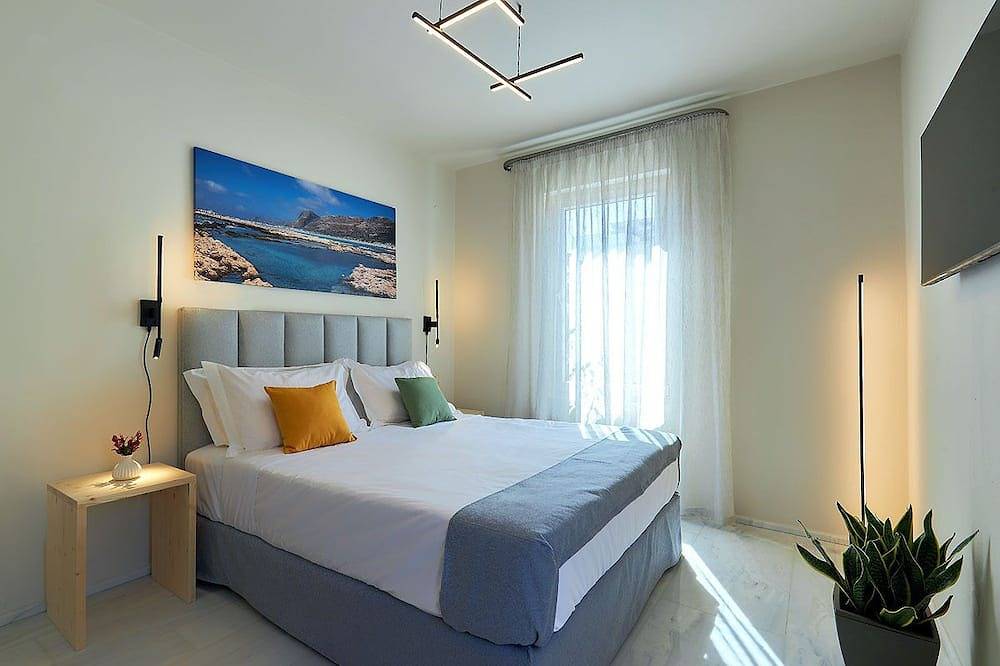 Seafront Villa with swimming pool & jacuzzi & heated pool in Kokkini Hani, Kreta Norden