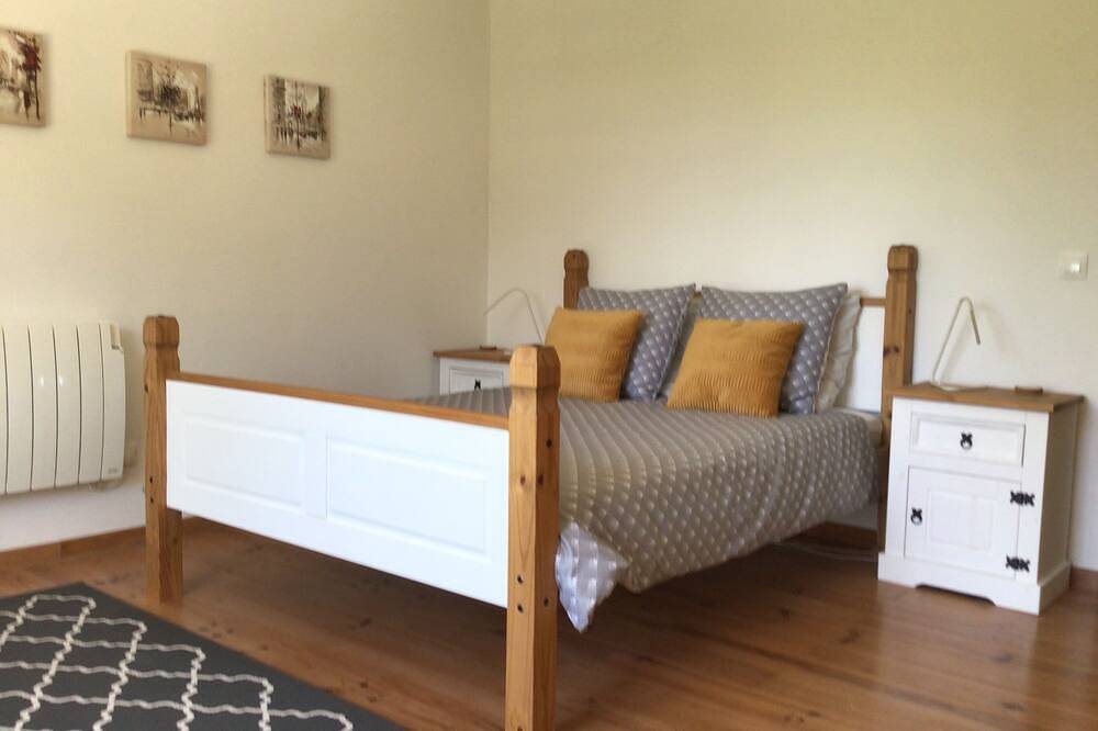 A very spacious cottage with 3 large ensuite bedrooms with Great views. Sleeps 8 in Saint-Savin, Vienne