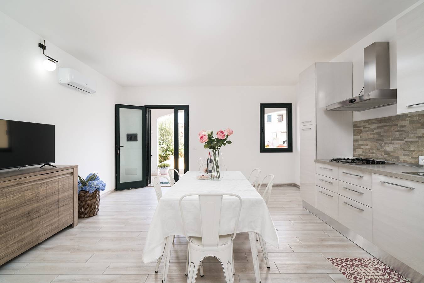 Appartement entier, Appartement 'Celeste' avec terrasse privée, Wi-Fi et climatisation in Orosei, Golfe d'Orosei