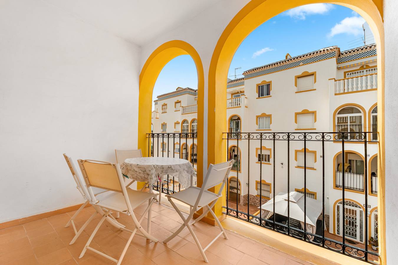 Apartamento entero, Apartamento 'Buen Ambiente' con piscina compartida, jardín compartido y Wi-Fi in La Zenia, Orihuela