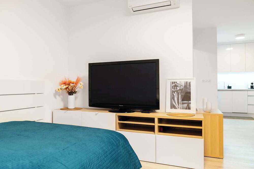 Entire apartment, Sunny Yellow Vibes Studio - Balcony & Prime Location in Bratislava, Bratislava region