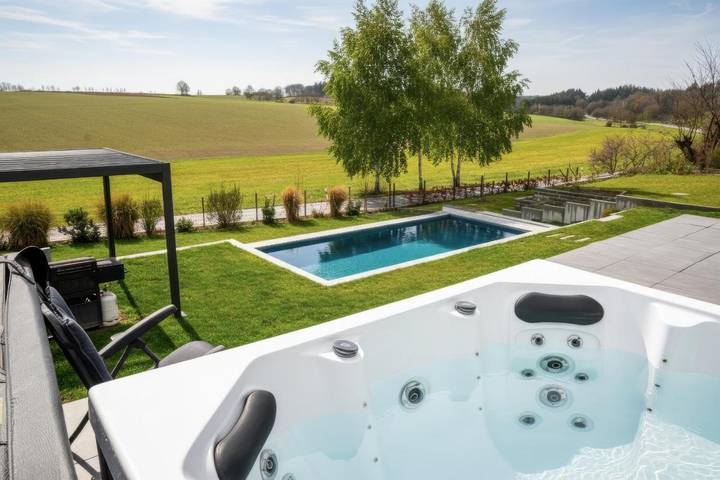 Ferienwohnung für 6 Personen, mit Balkon und Whirlpool sowie Terrasse und Garten