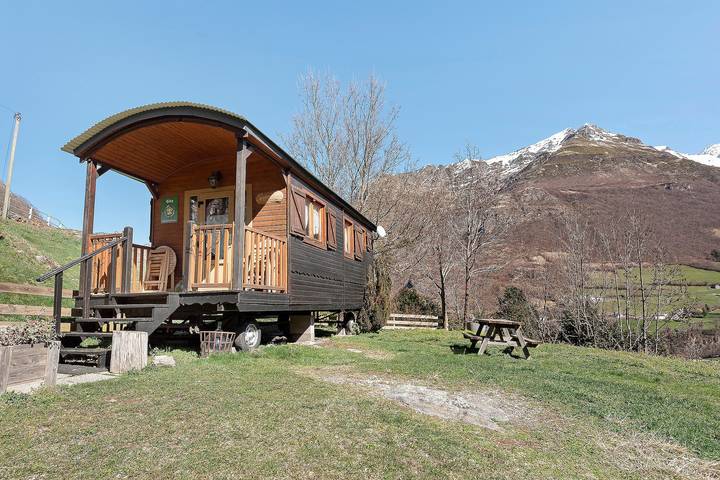 Roulotte Edelweiss – Unique Wooden Caravan Stay in Gavarnie in Gèdre, Nationalparken Pyrenæerne