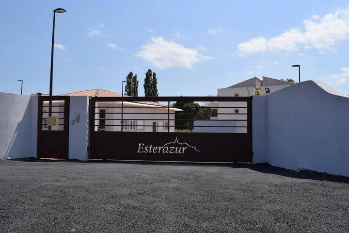 Appart’hôtel pour 4 personnes, avec Balcon et Terrasse ainsi que Jardin et Vue à Le Cannet-des-Maures