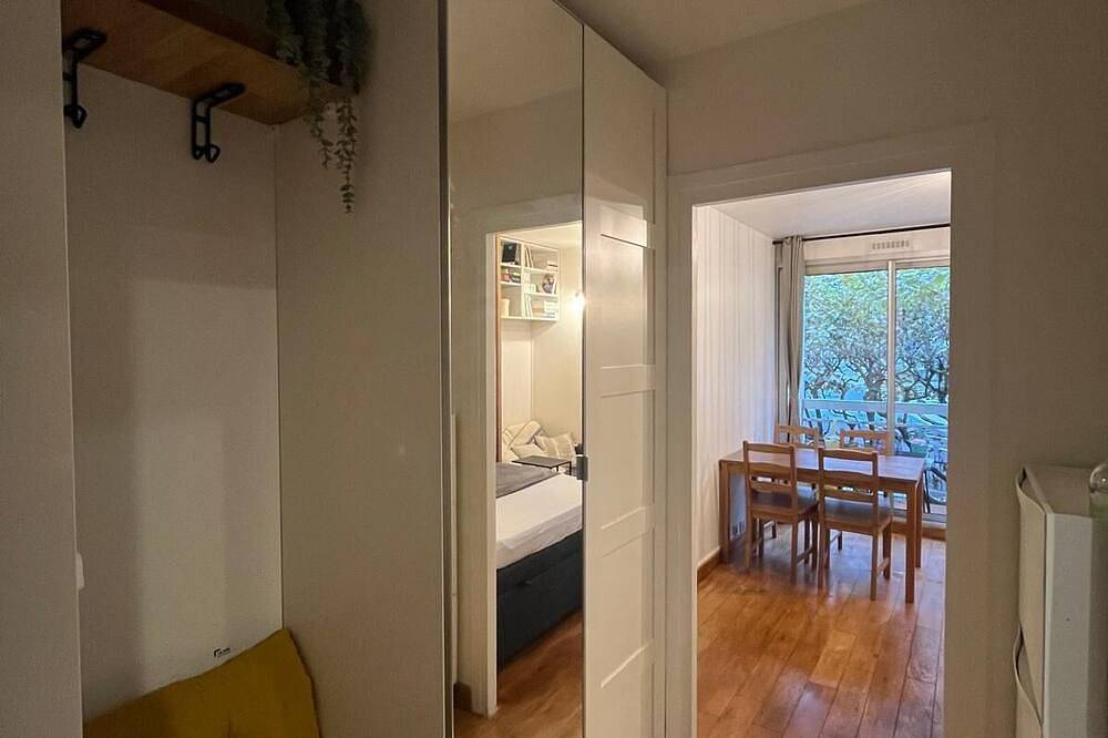Entire apartment, Porte de Paris studio standing in Vanves, Hauts-de-Seine
