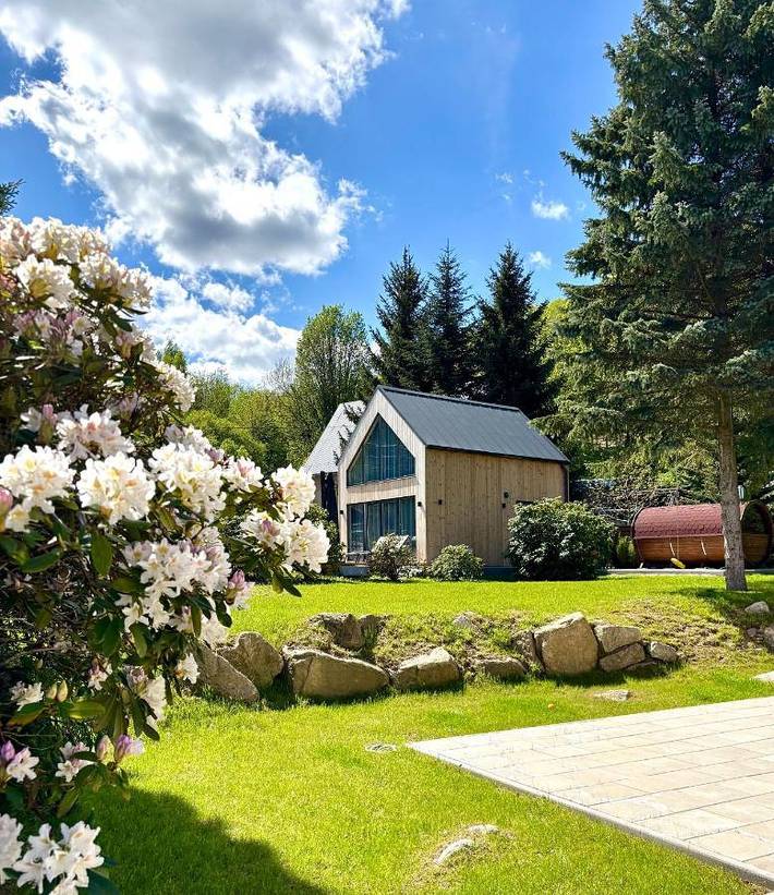 Dom dla 4 osób, z Jacuzzi i Taras oraz Ogród i Sauna w Miłków