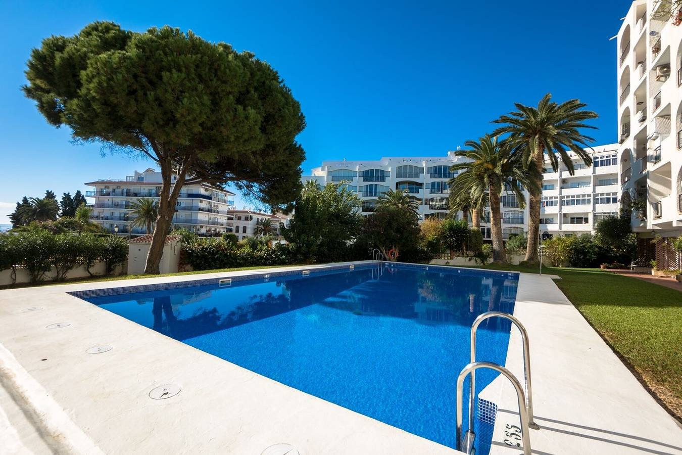Apartamento entero, Apartamento con vistas al mar, frente a la playa, con piscina compartida, A/C y Wifi in Playa Carabeíllo, Nerja