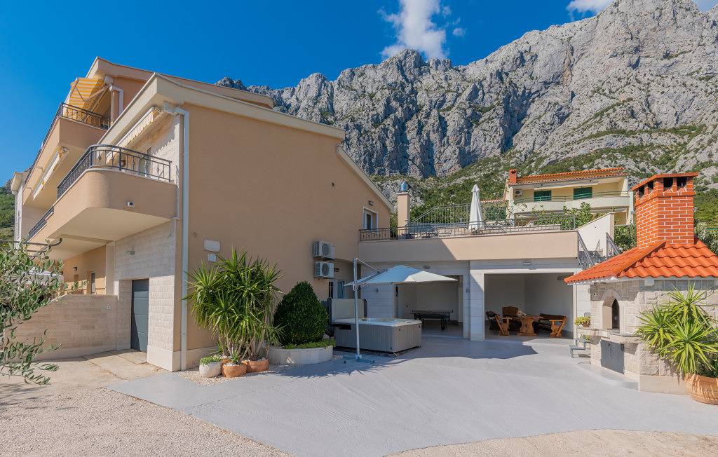 Villa Ana - Makarska by Villas Guide in Veliko Brdo, Makarska