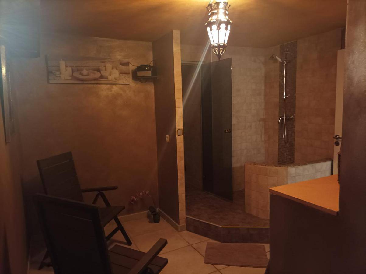 Chambre d'hôte avec Hammam et salle de jeux in Chazelles-sur-Lyon, Montbrison