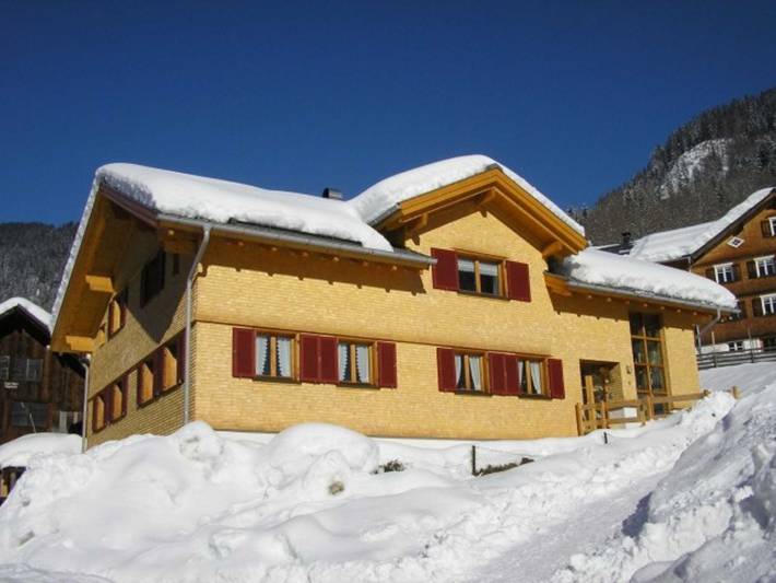 Ferienwohnung für 4 Personen, mit Terrasse und Garten sowie Ausblick in Schoppernau