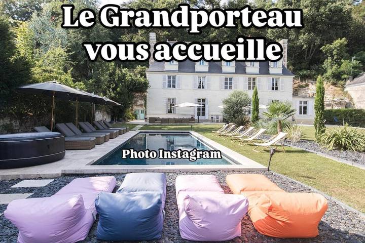 Location de vacances pour 22 personnes, avec Jacuzzi et Terrasse ainsi que Jardin et Piscine à Cinq-Mars-la-Pile