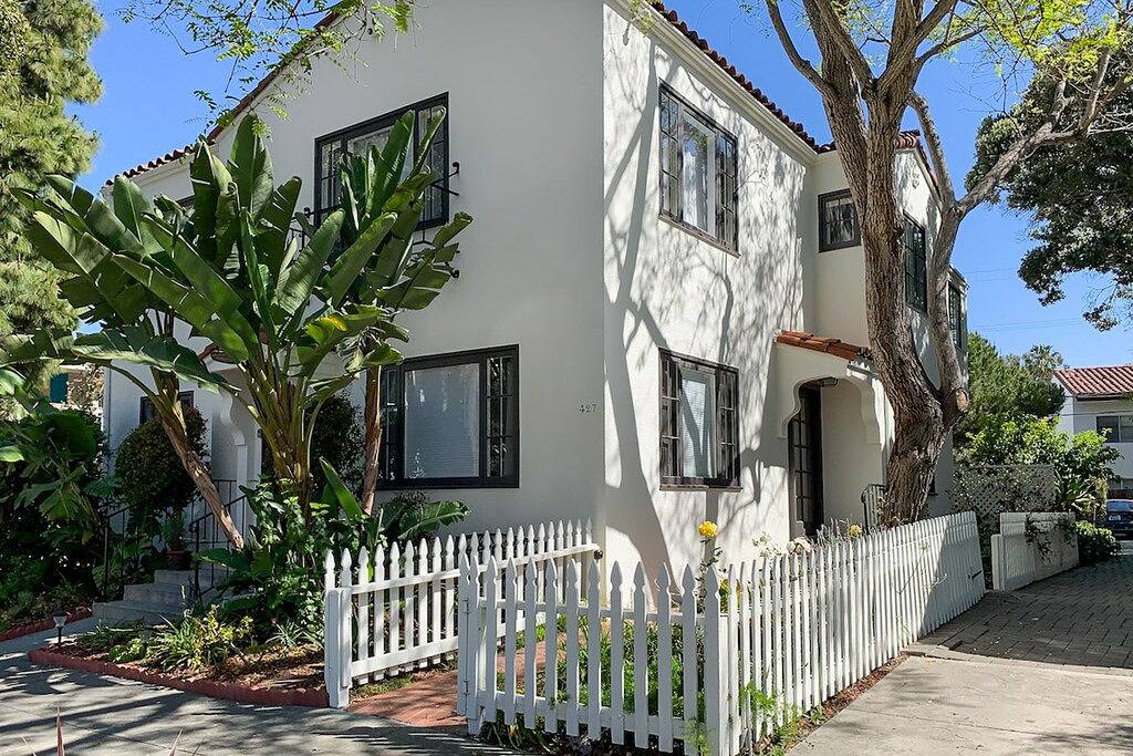 Lovely corner unit studio with patio & grill - 1 block to famed East Beach in Santa Barbara, Santa Barbara County