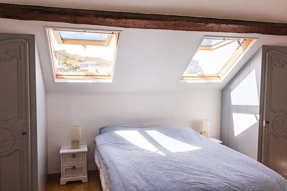 Typical fisherman's house, town center, sea view in Étretat, Le Havre region