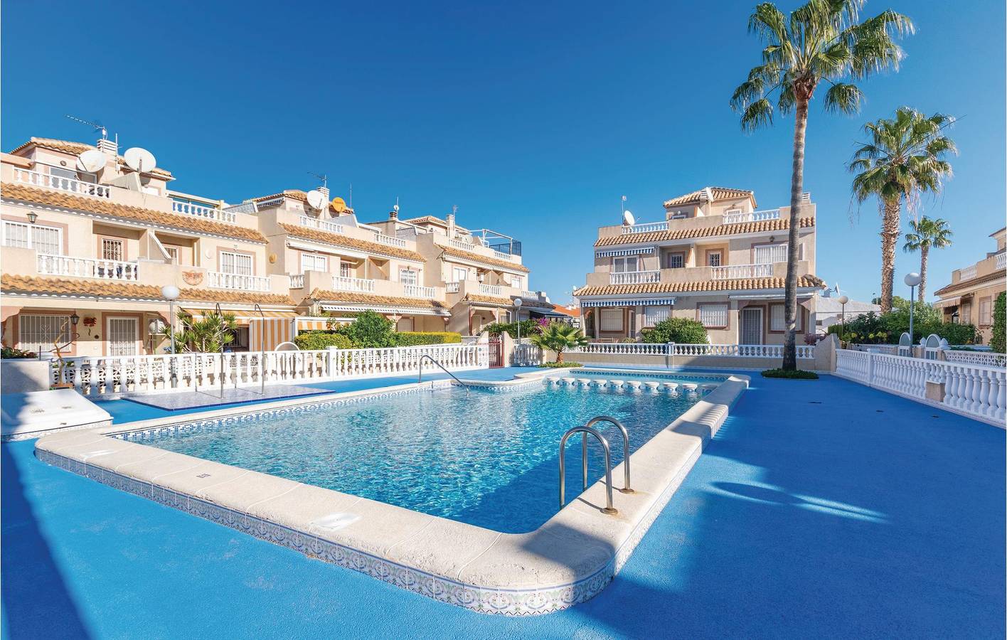 Apartment mit Meerblick, Terrasse und Pool in El Chaparral, Torrevieja