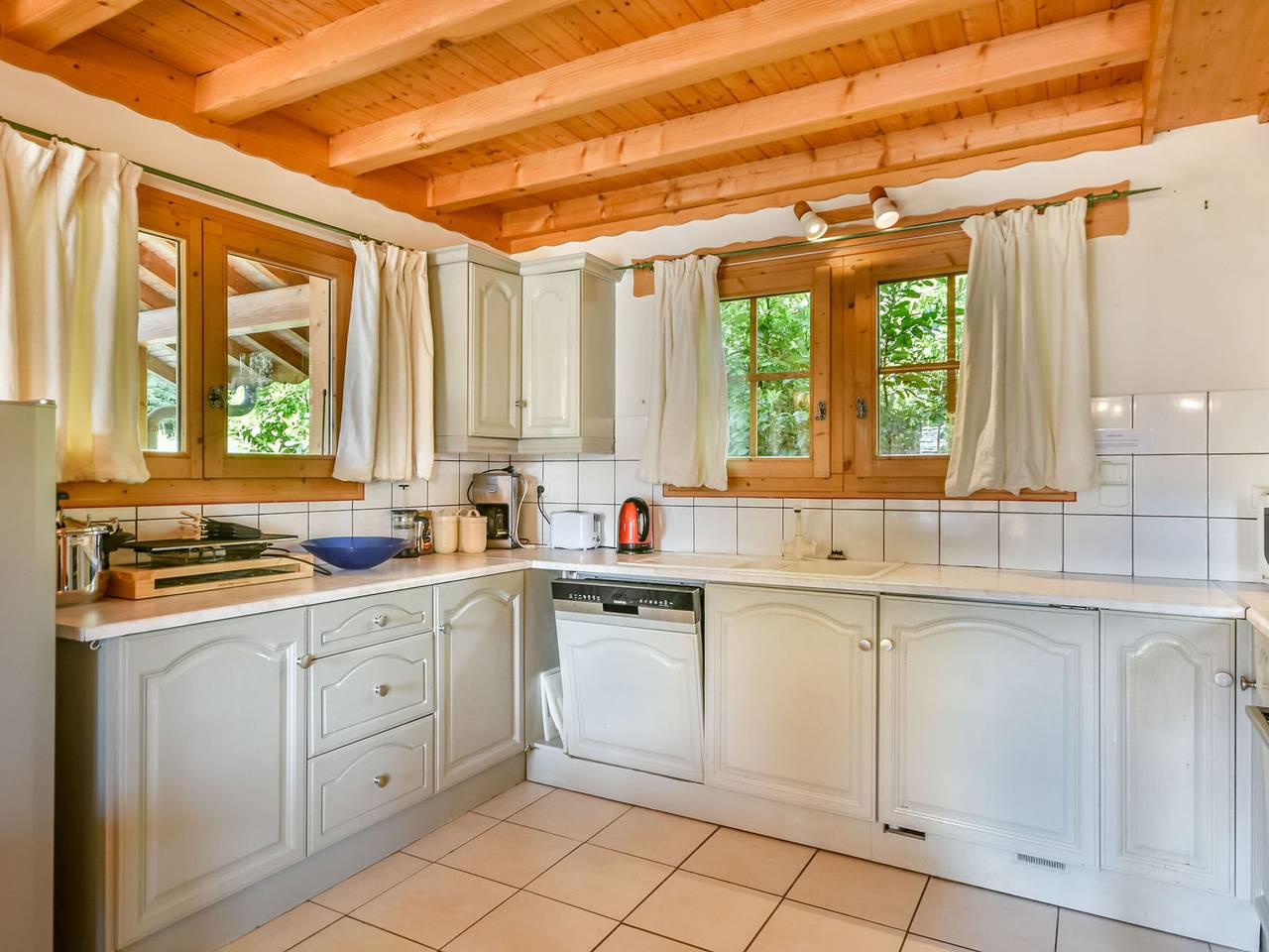 Charming 9-Person Chalet near Lake and Ski Slopes – Les Gets in Les Gets, Les Portes du Soleil