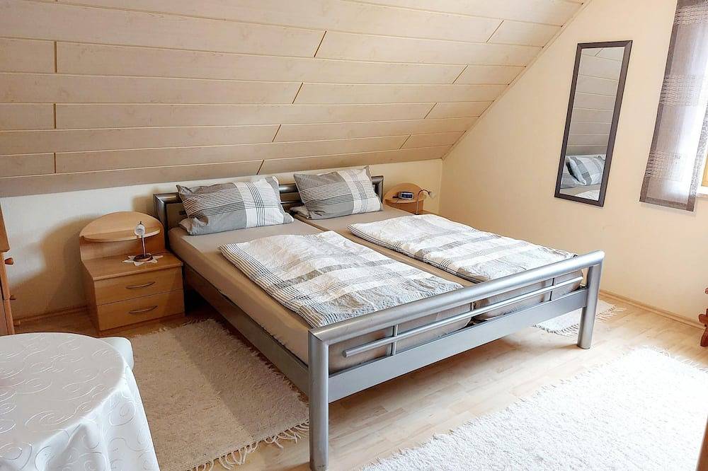 Ganze Wohnung, Ferienwohnung für 5 Personen mit Balkon in Moosbach, Naturpark Nördlicher Oberpfälzer Wald