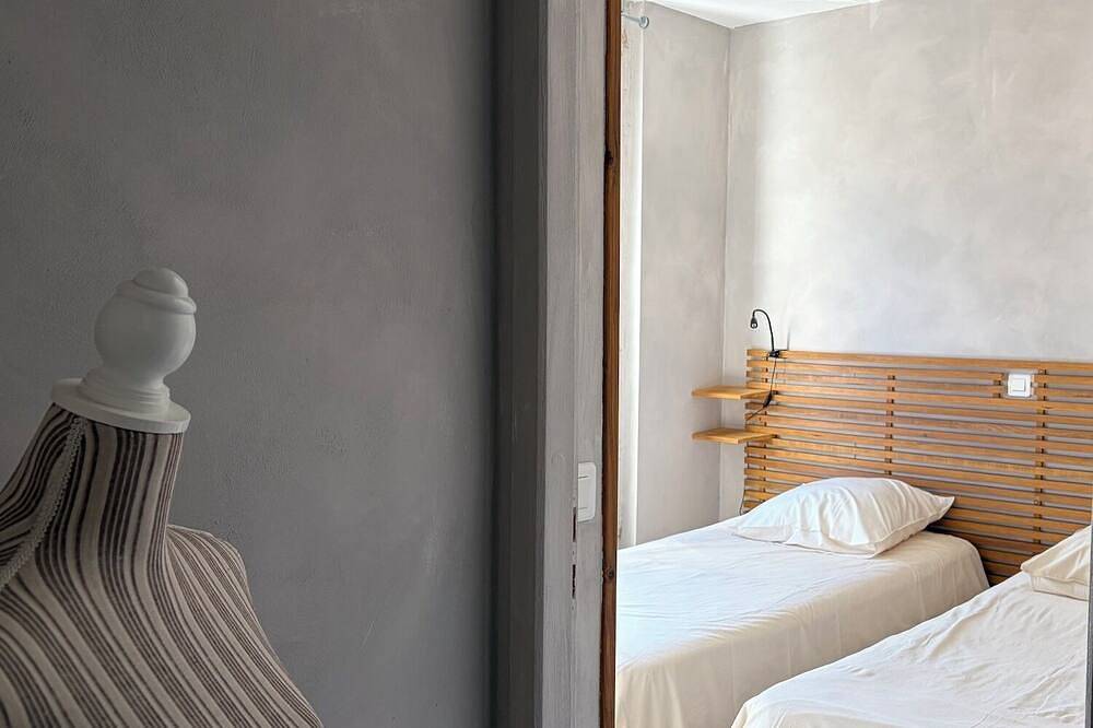 Appartement entier, 🌿 Le torrent, gîte 100 m2, centre village , dans maison rénovée avec 4 gîtes in Vallon-Pont-d'Arc, Gorges de l’Ardèche