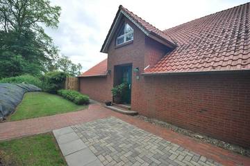Ferienhaus für 4 Personen, mit Terrasse und Garten in Uplengen