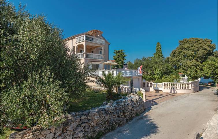 Ganze Ferienwohnung, Apartment mit Meerblick, Terrasse, WLAN und Parkplatz – 300 m bis zur Küste in Plaža Jaz, Poljana