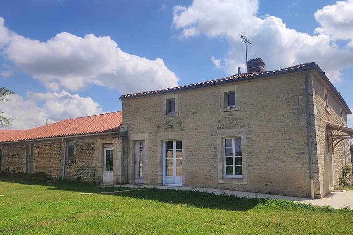 Location de vacances pour 11 personnes, avec jardin à Xanton-Chassenon