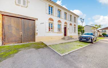 Location de vacances pour 12 personnes, avec piscine et jardin, animaux acceptés à Montgaillard (Landes)