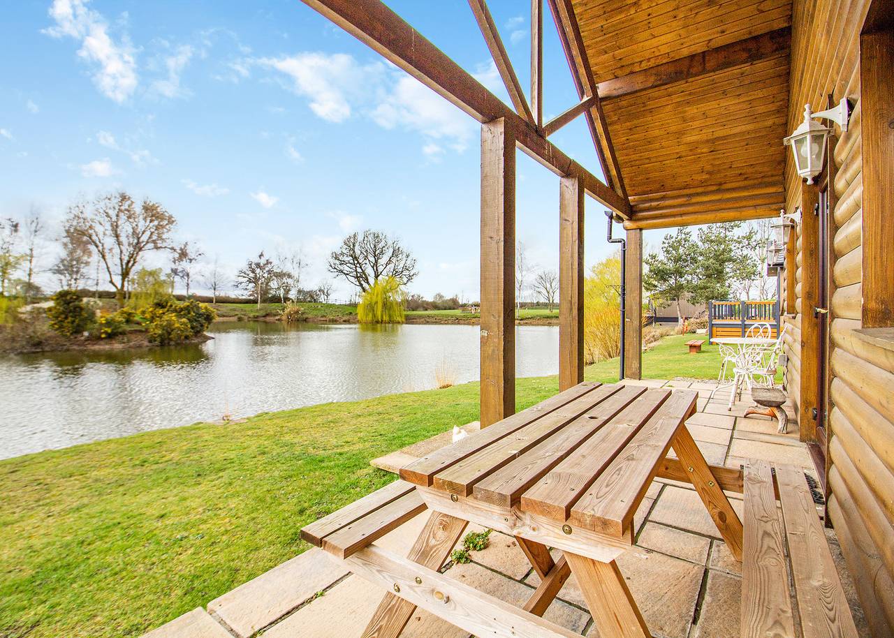 Lakeside Log Cabin in Lincolnshire