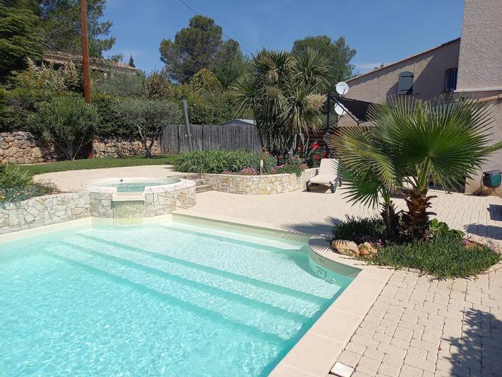 Ferienhaus für 6 Personen, mit Garten und Whirlpool