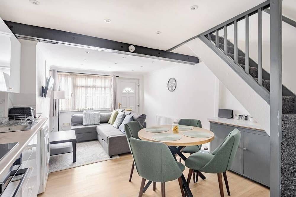 The Barack Nest, Comfy 3Br Home • Contractor Friendly • Town Central Stay• Free Parking + Wi-Fi in Colchester, Essex