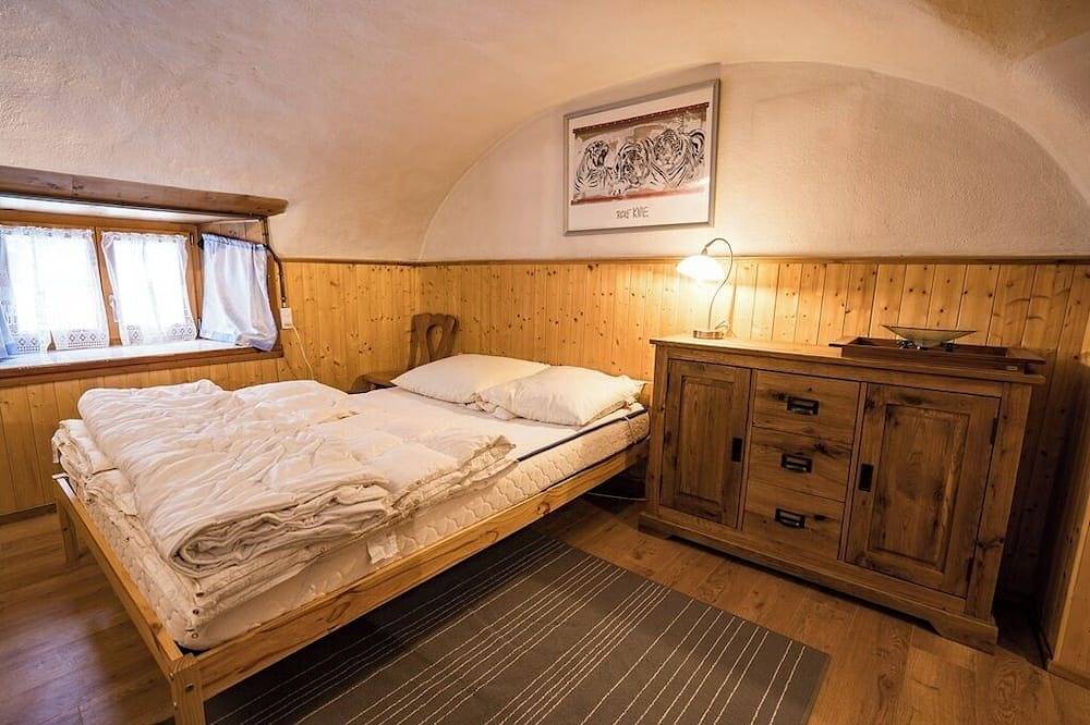 Ganze Wohnung, 2.5 Zimmer Ferienwohnung im schönen Valserhaus aus dem Jahre 1768 in Rheinwald, Hinterrhein