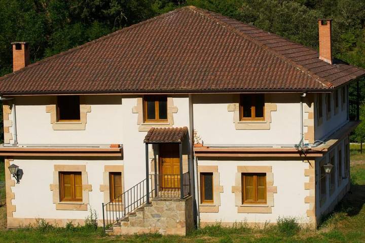 Casa rural para 12 personas, con Balcón y Terraza además de Jardín y Vistas en Vega de Liébana - 2