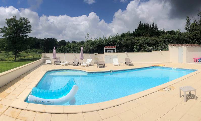 Gîte pour 7 personnes, avec piscine ainsi que terrasse et jardin dans le Lot - 3
