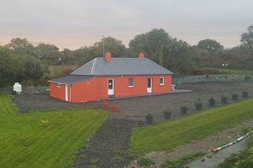 Gîte pour 5 personnes, avec terrasse ainsi que jacuzzi et jardin dans Plage De La Cale Lanveoc