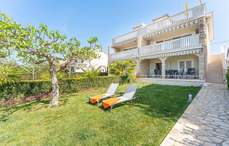 Ganze Ferienwohnung, Gemütliche 2-Zimmer-Wohnung mit Terrasse, WLAN und 1,5 km zum Strand in Biograd na Moru, Zadar