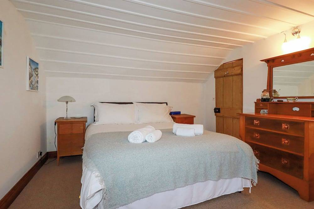 Rose Cottage, pet friendly, character holiday cottage in Falmouth in Falmouth (Cornwall), Cornwall