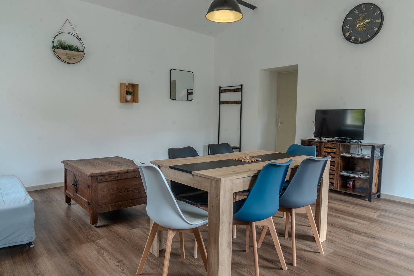 Maison de Vacances 'Berclois' avec Terrasse Privée, Wi-Fi et Climatisation in Bercloux, Région de Saint-Jean-d'Angély