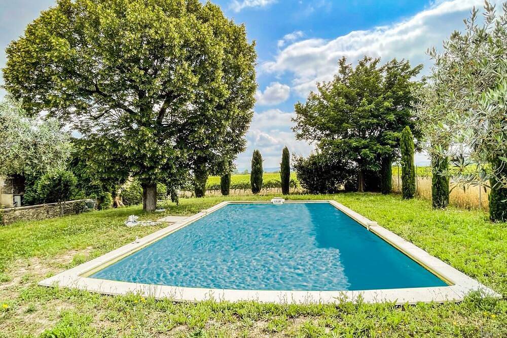 Ancien Corps de Ferme Avec Piscine au Coeur des Vignes en Drôme Provençale in Rochegude, Région de nyons