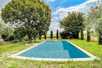 Gîte pour 11 personnes, avec terrasse et jardin à Rochegude