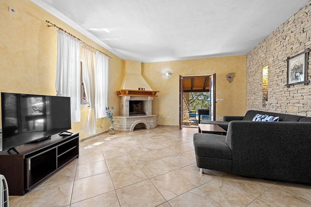 Villa Lavinia with Private Pool near the Sea  for 8-10 Persons in Kavran, Südküste Istrien