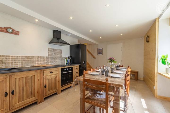 Gîte pour 8 personnes, avec balcon dans Longefoy