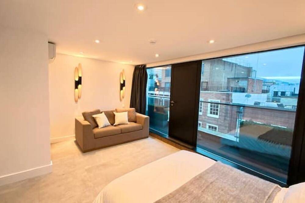 Entire apartment, Modern Soho Penthouse with Terrace & Views | 3 Beds, Sleeps 6 in Covent Garden, London