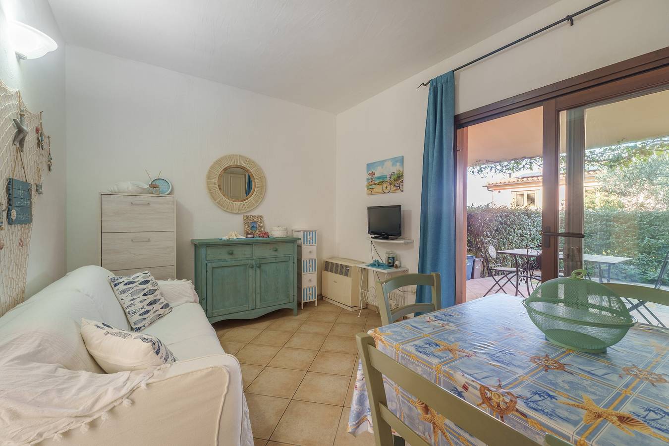Entire apartment, Apartment 'Casa Vacanze Gelso' with Shared Pool, Private Garden and Air Conditioning in Maltineddu, Murta Maria