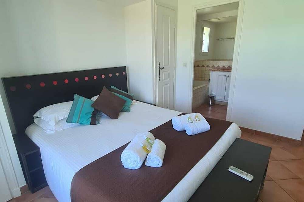 Villa Avec Apercu Mer Et Piscine Privee in Sainte-Maxime, Draguignan Region