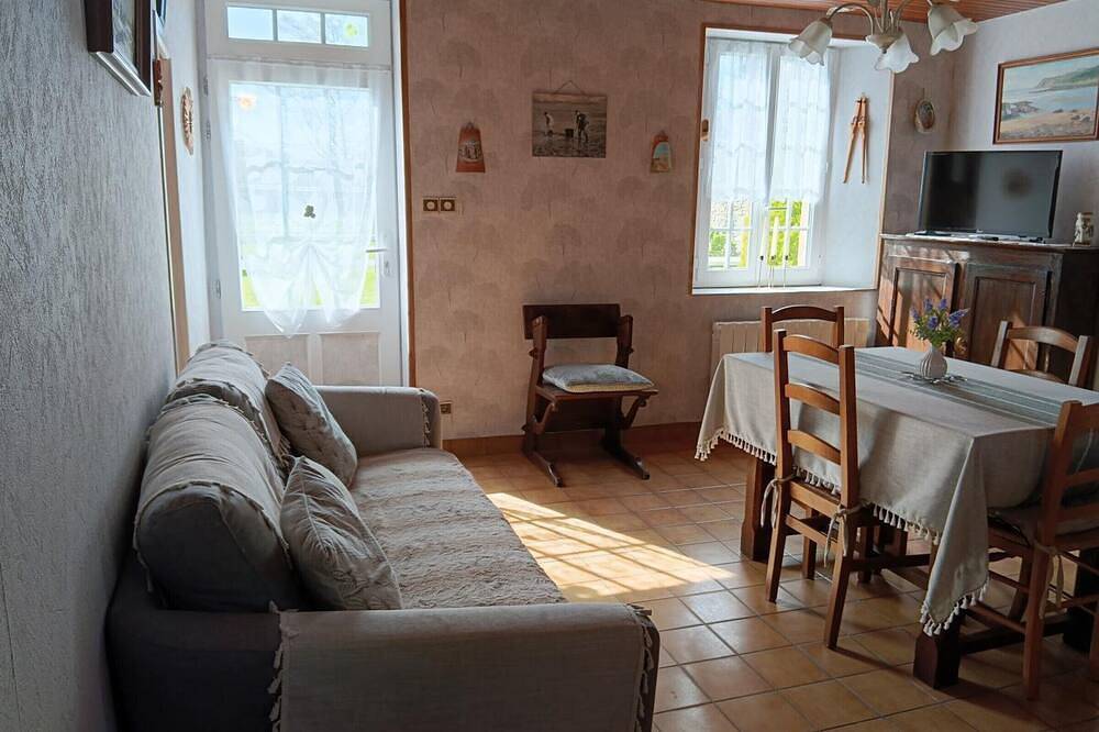 Charmante maison en pierre, proche plage, jardin clos, animaux acceptés, services en option in Surville, La Haye (Manche)