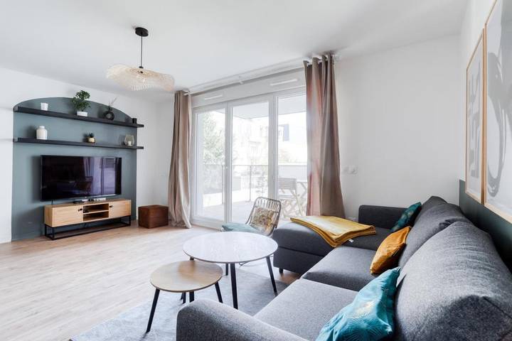 Gîte pour 8 personnes, avec Balcon ainsi que Terrasse et Vue dans Gare Du Bourget