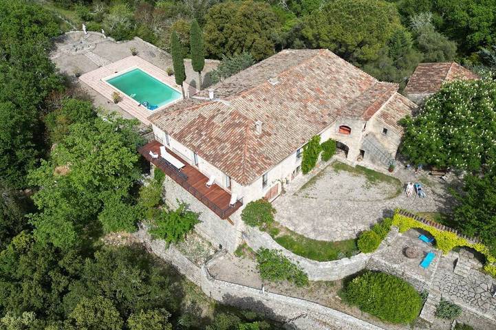 Gîte pour 15 personnes, avec Jardin et Piscine à Ferrières-les-Verreries