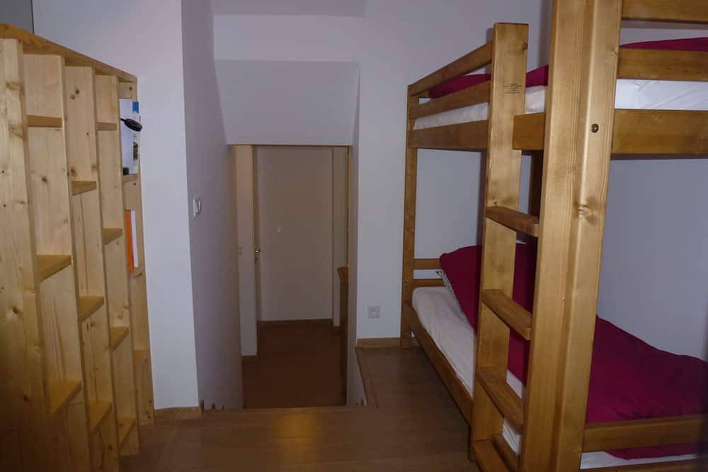 Appartement entier, Appartement dans Chalet, 150 m d'un lac naturel, grand jardin, très calme. in La Roche-de-Rame, Parc national des Écrins