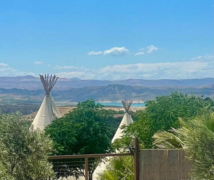 Tienda para 4 personas, con Terraza y Jacuzzi además de Jardín y Piscina en Comarca de Baza