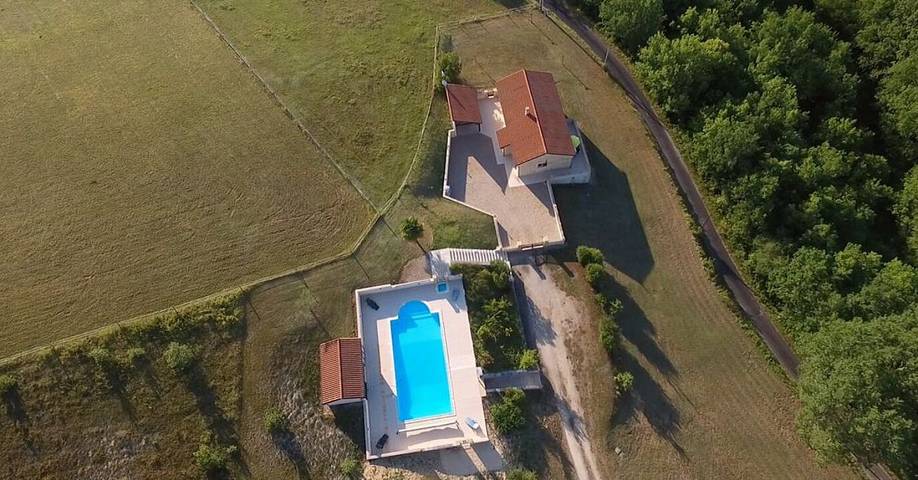 Gîte pour 8 personnes, avec piscine ainsi que jardin et terrasse